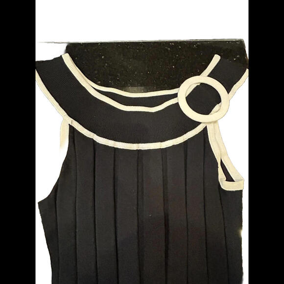 👚🖤Cache Stretchy  Ribbed Knit Black/white Trim Buckle at Neck Sz S NWOT Top - Picture 1 of 4